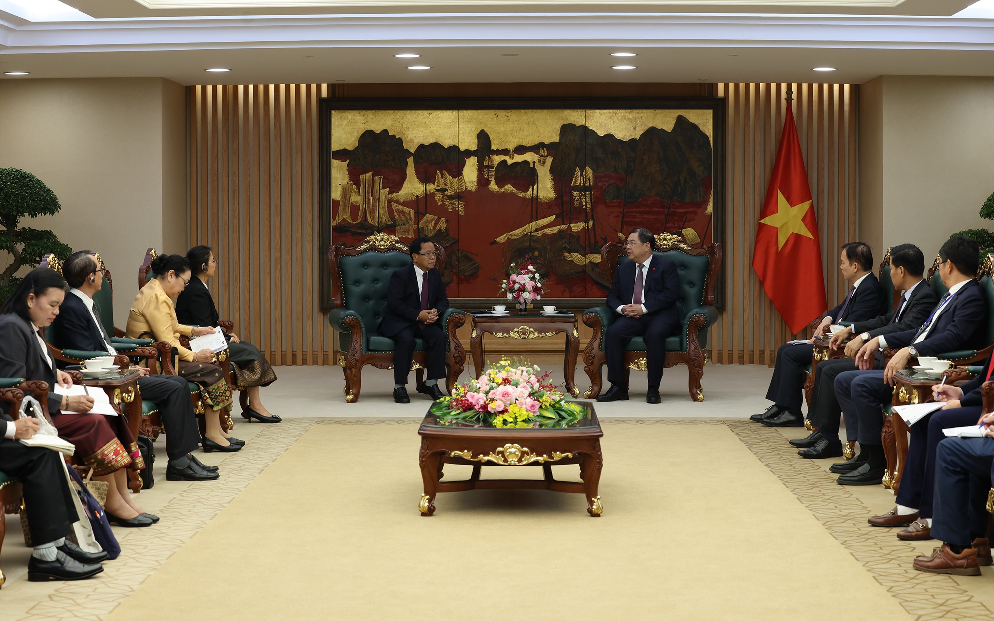 Phó Thủ tướng Thường trực Phạm Gia Túc tiếp Phó Thủ tướng, Bộ trưởng Tư pháp Lào- Ảnh 3. Phó Thủ tướng Thường trực Phạm Gia Túc tiếp Phó Thủ tướng, Bộ trưởng Tư pháp Lào- Ảnh 3.