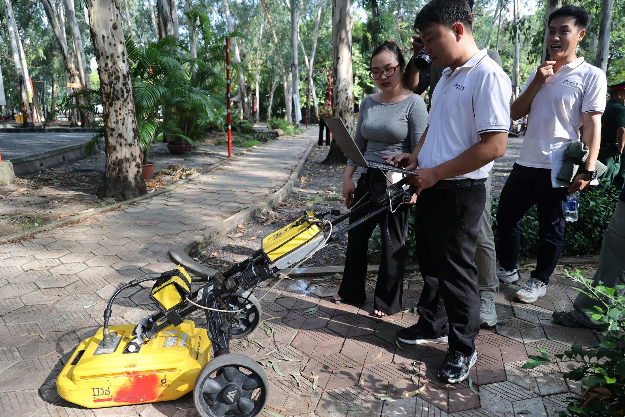 Dùng công nghệ hiện đại tìm kiếm dấu tích hố chôn tập thể tại Công viên Lê Thị Riêng- Ảnh 3. Dùng công nghệ hiện đại tìm kiếm dấu tích hố chôn tập thể tại Công viên Lê Thị Riêng- Ảnh 3.