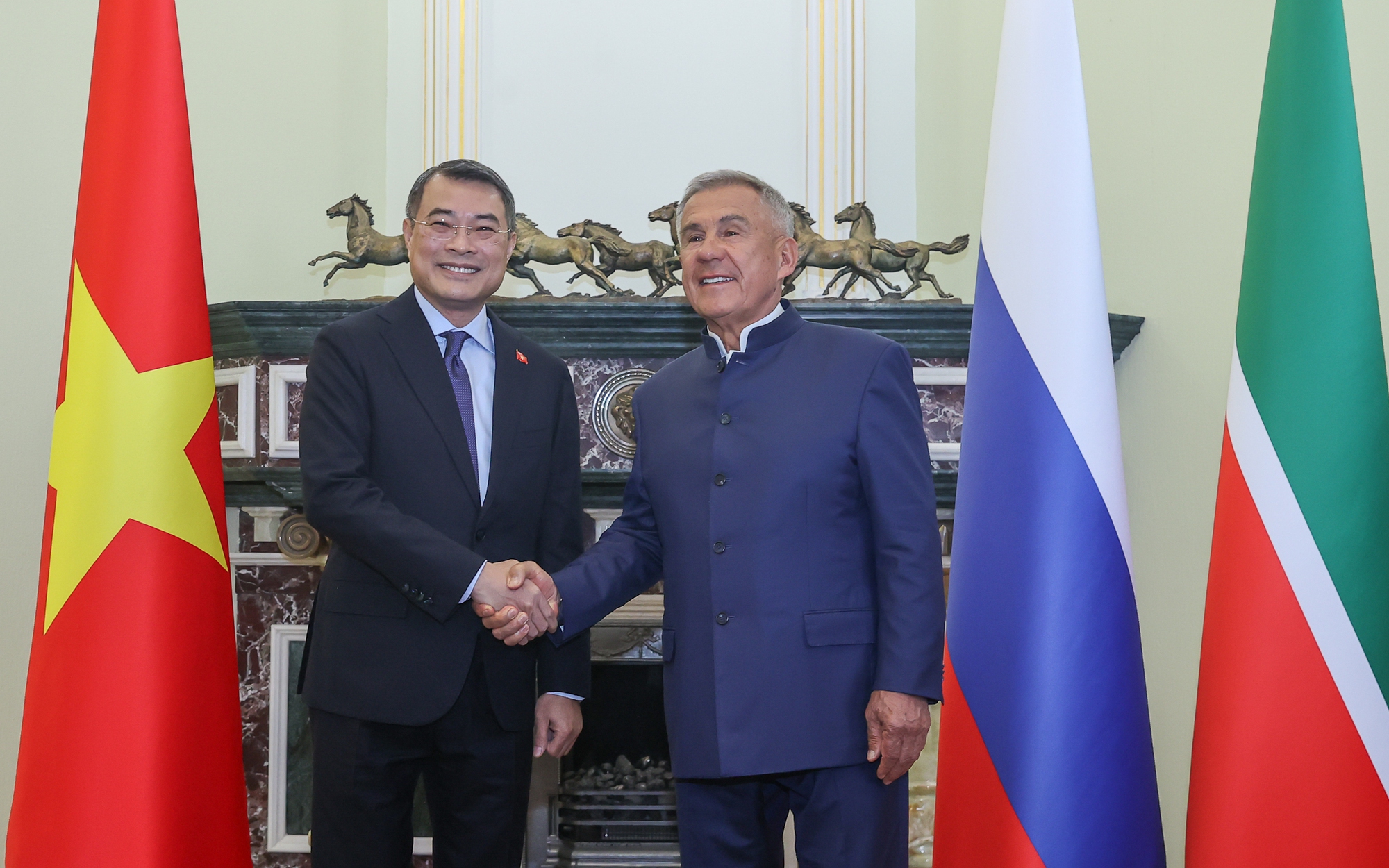 Thủ tướng Lê Minh Hưng gặp Người đứng đầu Cộng hòa Tatarstan (Liên bang Nga)