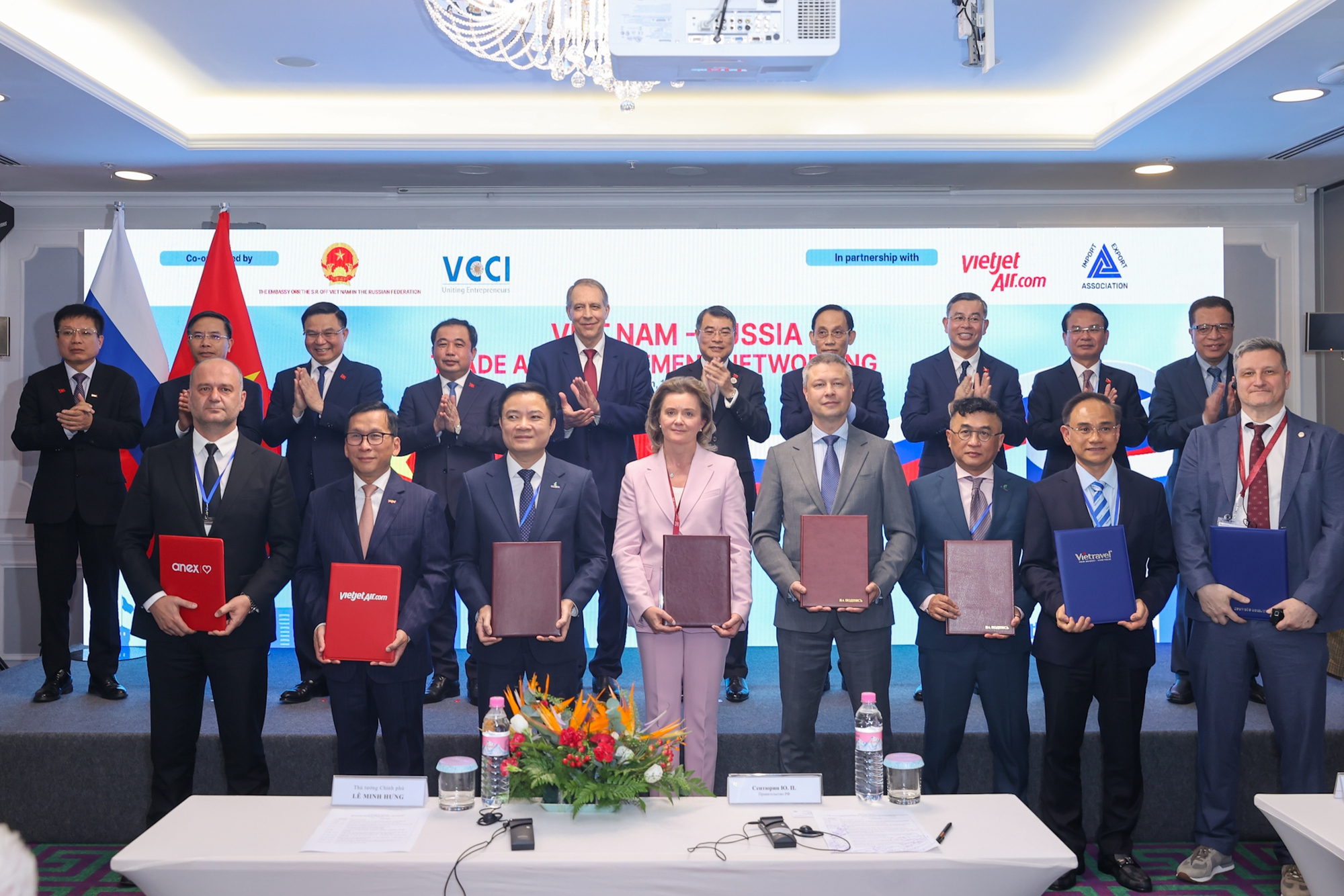 Thủ tướng Lê Minh Hưng chứng kiến trao thoả thuận hợp tác, biên bản ghi nhớ giữa các doanh nghiệp Việt Nam và Liên bang Nga - Ảnh: VGP