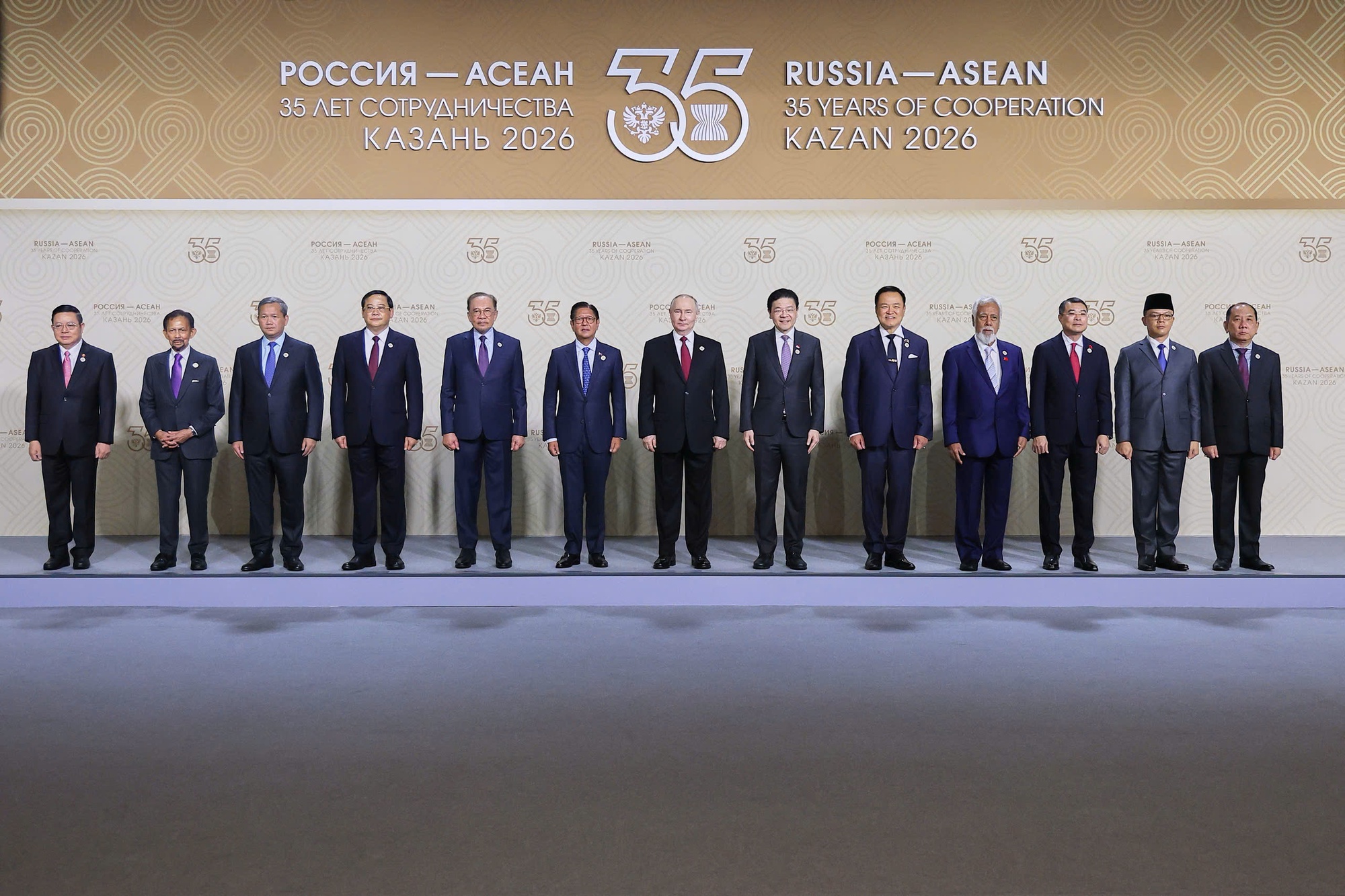 Tổng thống Liên bang Nga Vladimir Putin đón Trưởng đoàn các nước thành viên ASEAN - Ảnh: VGP