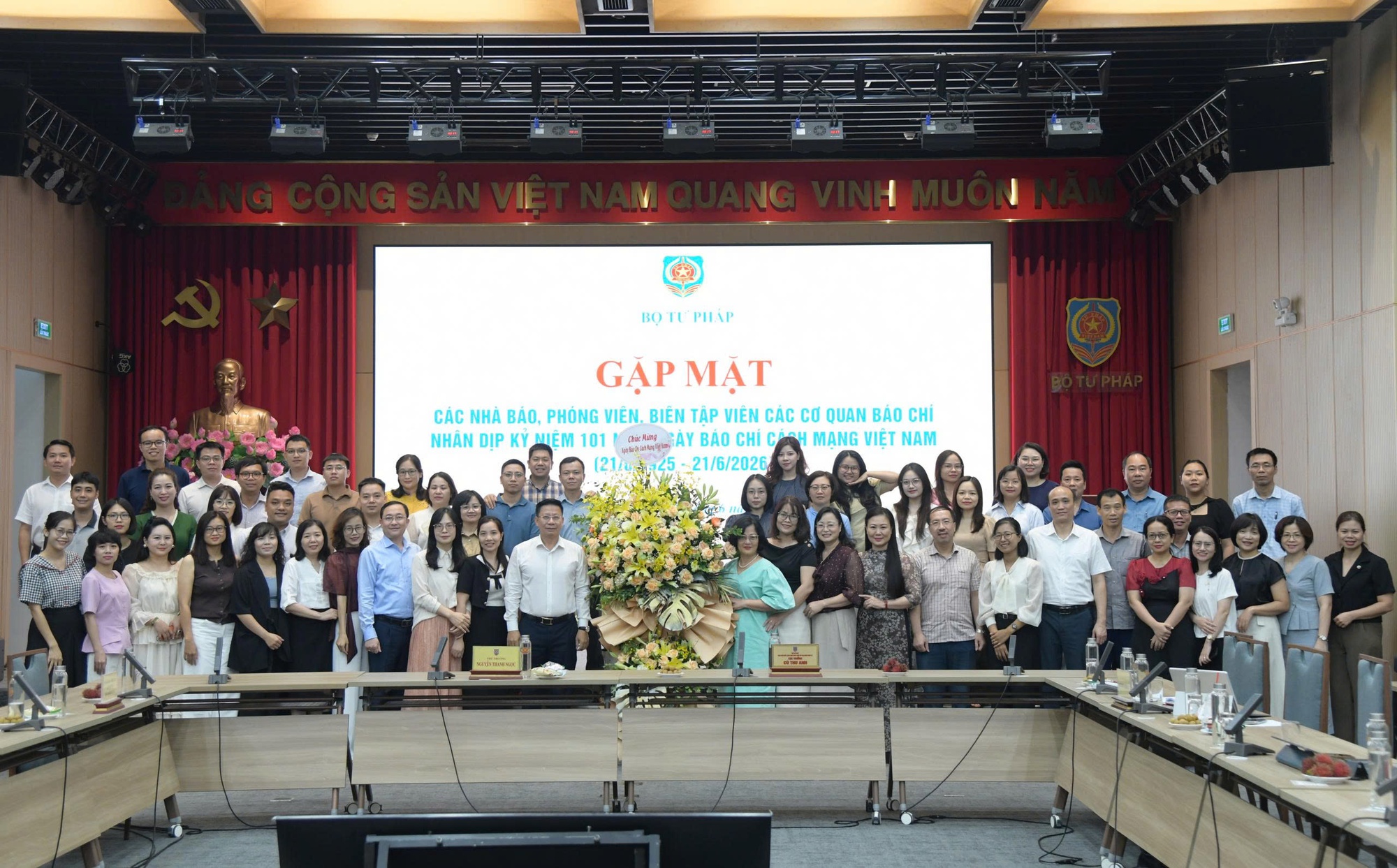 Báo chí - ‘cầu nối’ đưa pháp luật vào cuộc sống- Ảnh 2.