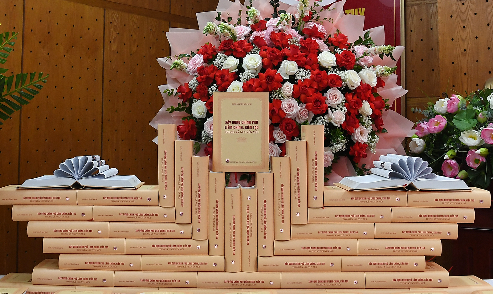 Ra mắt cuốn sách