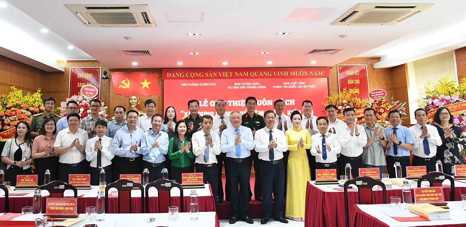 Ra mắt cuốn sách
