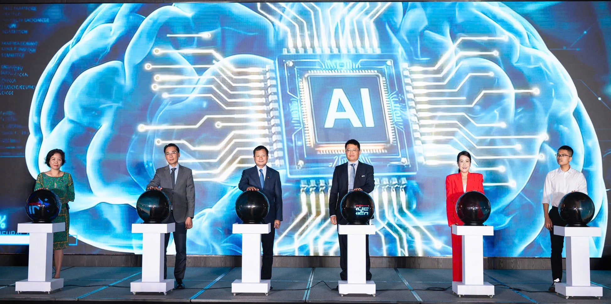 AI Thực chiến” mùa 2 khởi động, Techcombank tiếp tục trao học bổng trị giá 1 triệu USD- Ảnh 1.