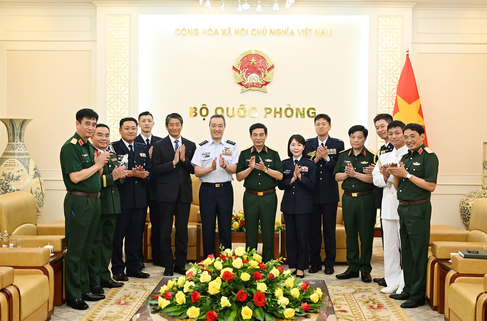 Phó Thủ tướng, Bộ trưởng Bộ Quốc phòng Phan Văn Giang tiếp Tham mưu trưởng Liên quân Nhật Bản- Ảnh 4. Phó Thủ tướng, Bộ trưởng Bộ Quốc phòng Phan Văn Giang tiếp Tham mưu trưởng Liên quân Nhật Bản- Ảnh 4.