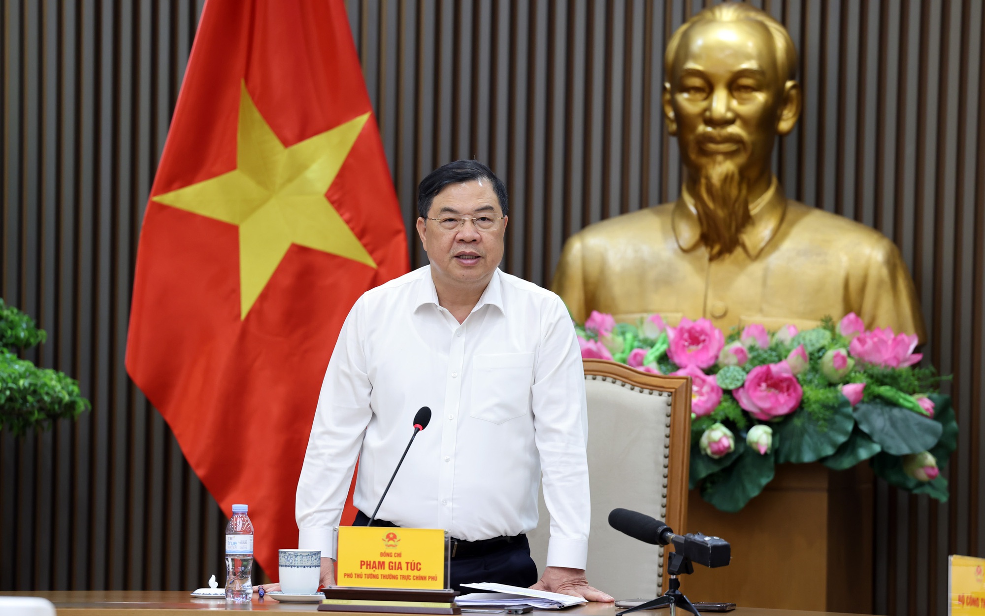 Phó Thủ tướng Thường trực Phạm Gia Túc yêu cầu bảo đảm nguồn cung, chất lượng và quyền lợi người tiêu dùng khi chuyển đổi sang xăng E10
