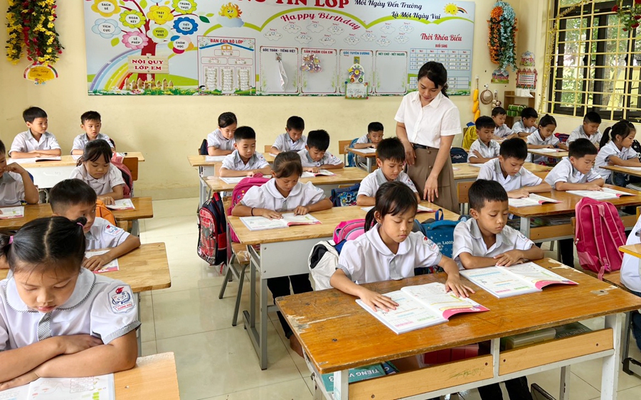 Chuyển trường giữa hai vùng khó khăn vẫn được hỗ trợ chi phí học tập