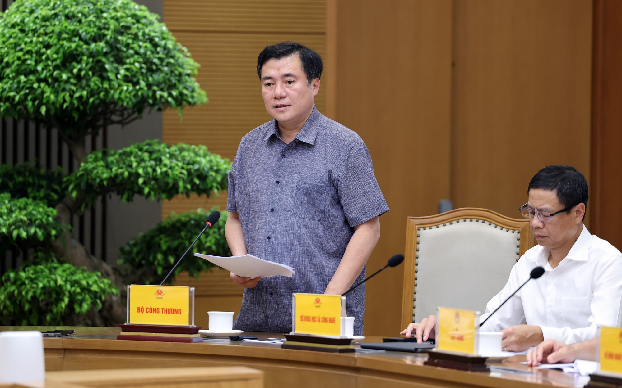 Phó Thủ tướng Thường trực Phạm Gia Túc yêu cầu bảo đảm nguồn cung, chất lượng và quyền lợi người tiêu dùng khi chuyển đổi sang xăng E10- Ảnh 2. Phó Thủ tướng Thường trực Phạm Gia Túc yêu cầu bảo đảm nguồn cung, chất lượng và quyền lợi người tiêu dùng khi chuyển đổi sang xăng E10- Ảnh 2.