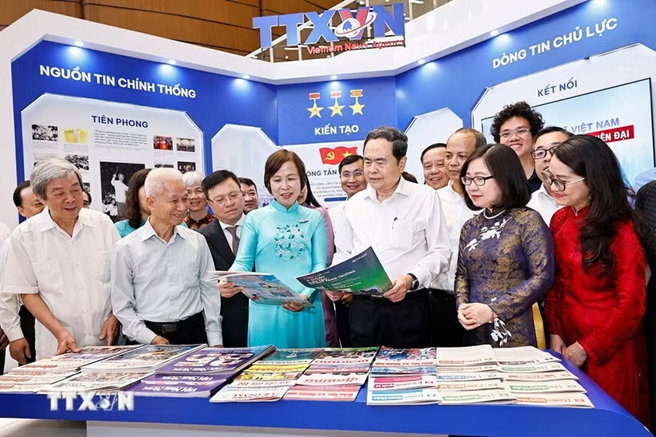 Chủ tịch Quốc hội Trần Thanh Mẫn thăm gian trưng bày tại Hội báo toàn quốc- Ảnh 1.