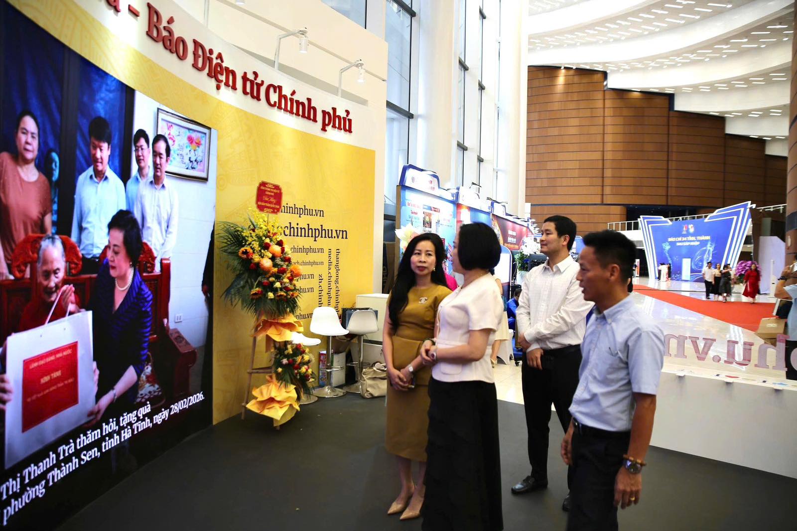 Chủ tịch Quốc hội Trần Thanh Mẫn thăm gian trưng bày tại Hội báo toàn quốc- Ảnh 3.