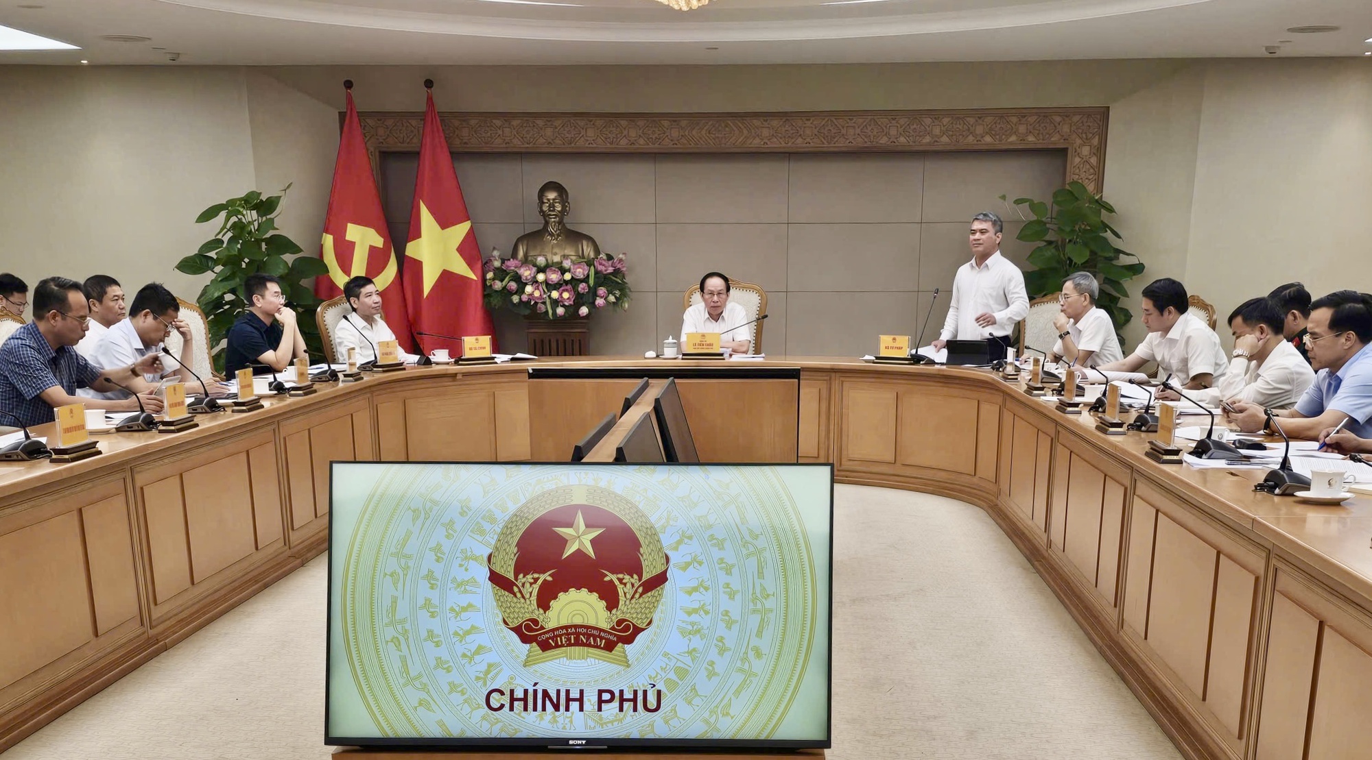 Phó Thủ tướng Lê Tiến Châu chủ trì họp về Dự án Luật Luật sư (sửa đổi)- Ảnh 2.