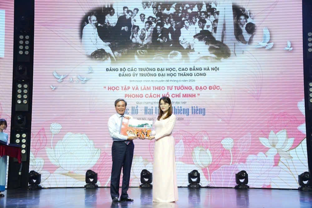 Chương trình nghệ thuật đặc biệt ‘Bác Hồ - hai tiếng thiêng liêng’ đến với Đại học Thăng Long- Ảnh 2.