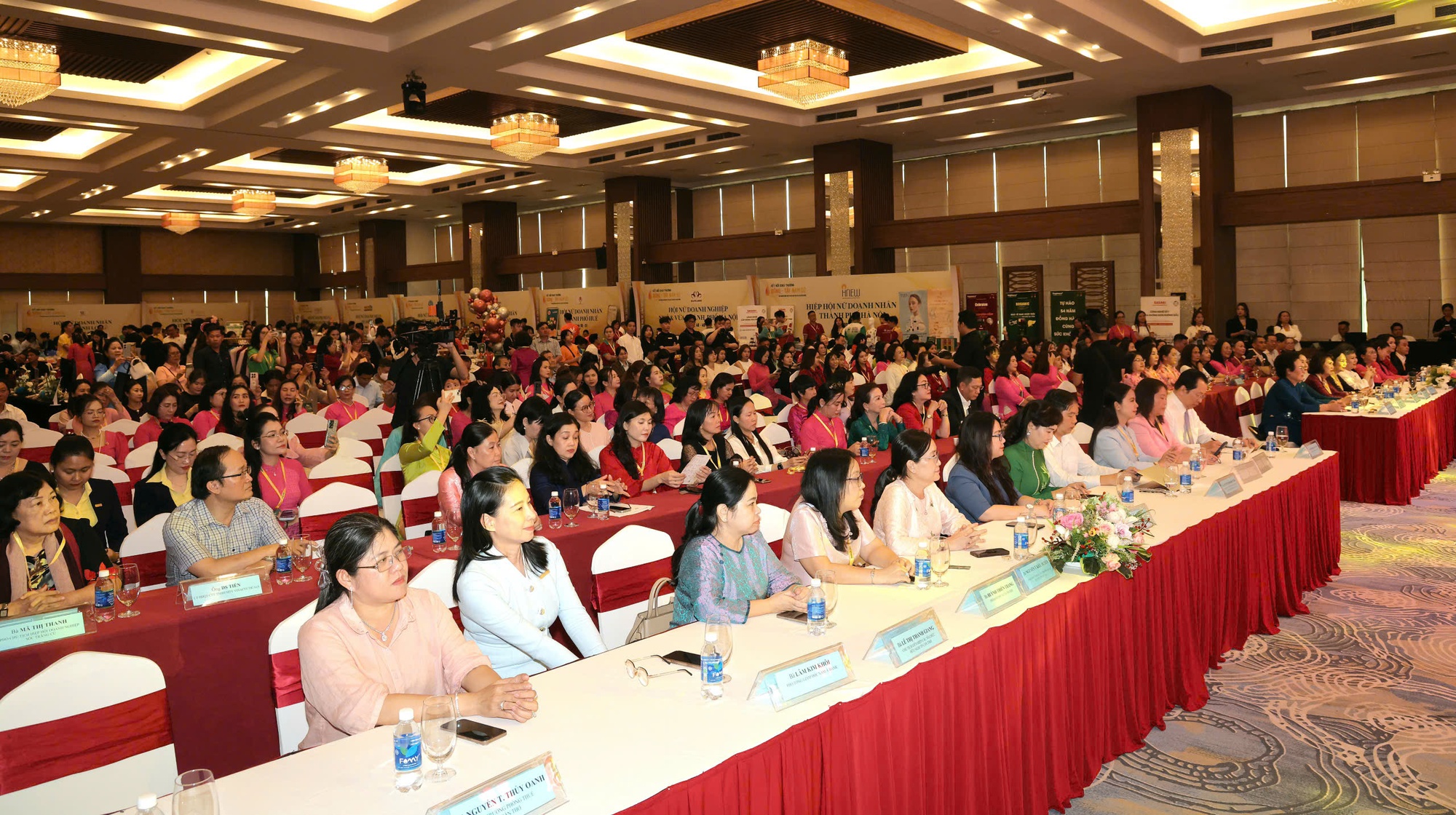 300 nữ doanh nhân hội tụ tại Cần Thơ kết nối cơ hội kinh doanh- Ảnh 1.