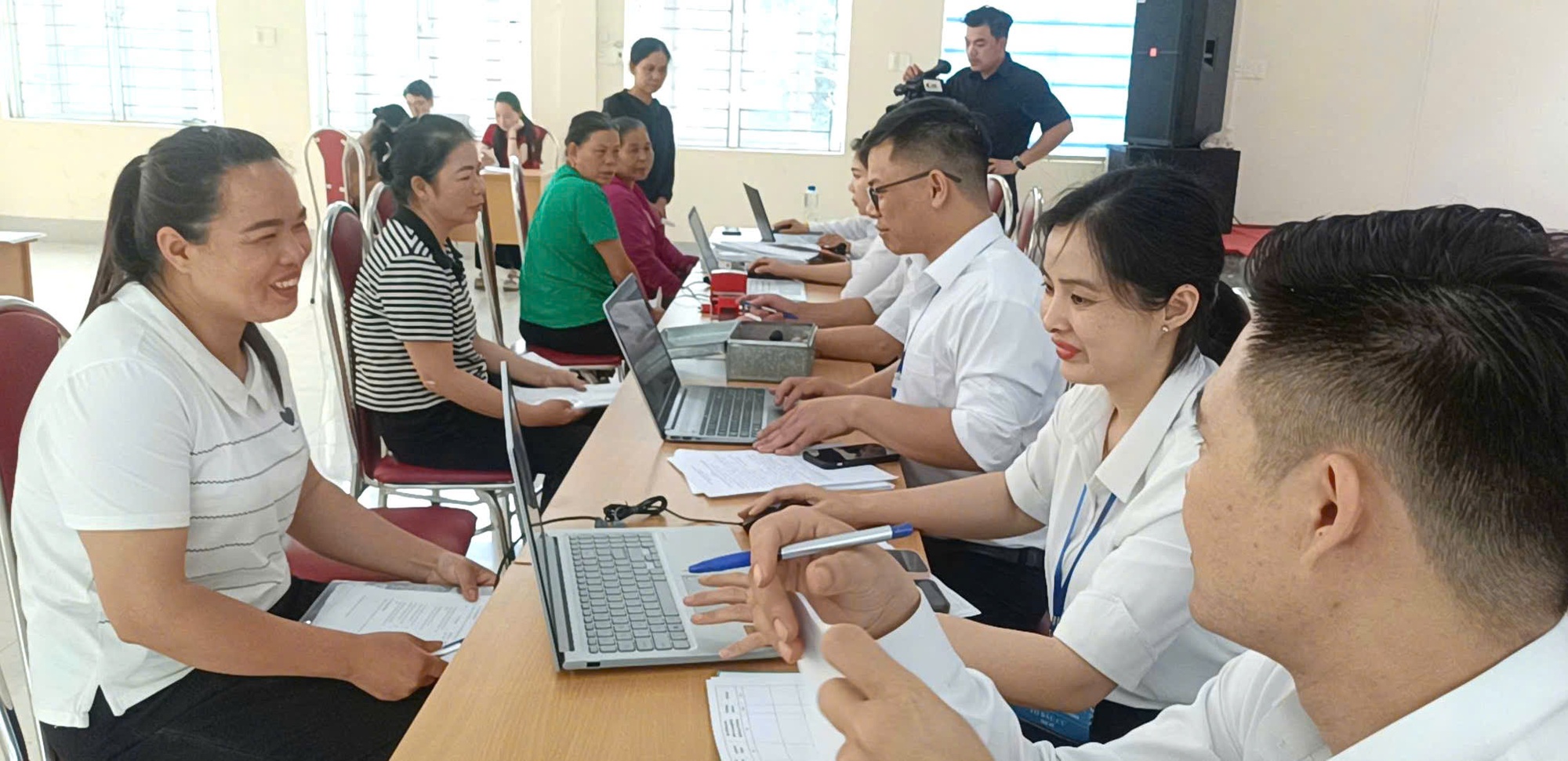 Mang 'một cửa' vượt núi, đưa dịch vụ công đến bản xa- Ảnh 3.