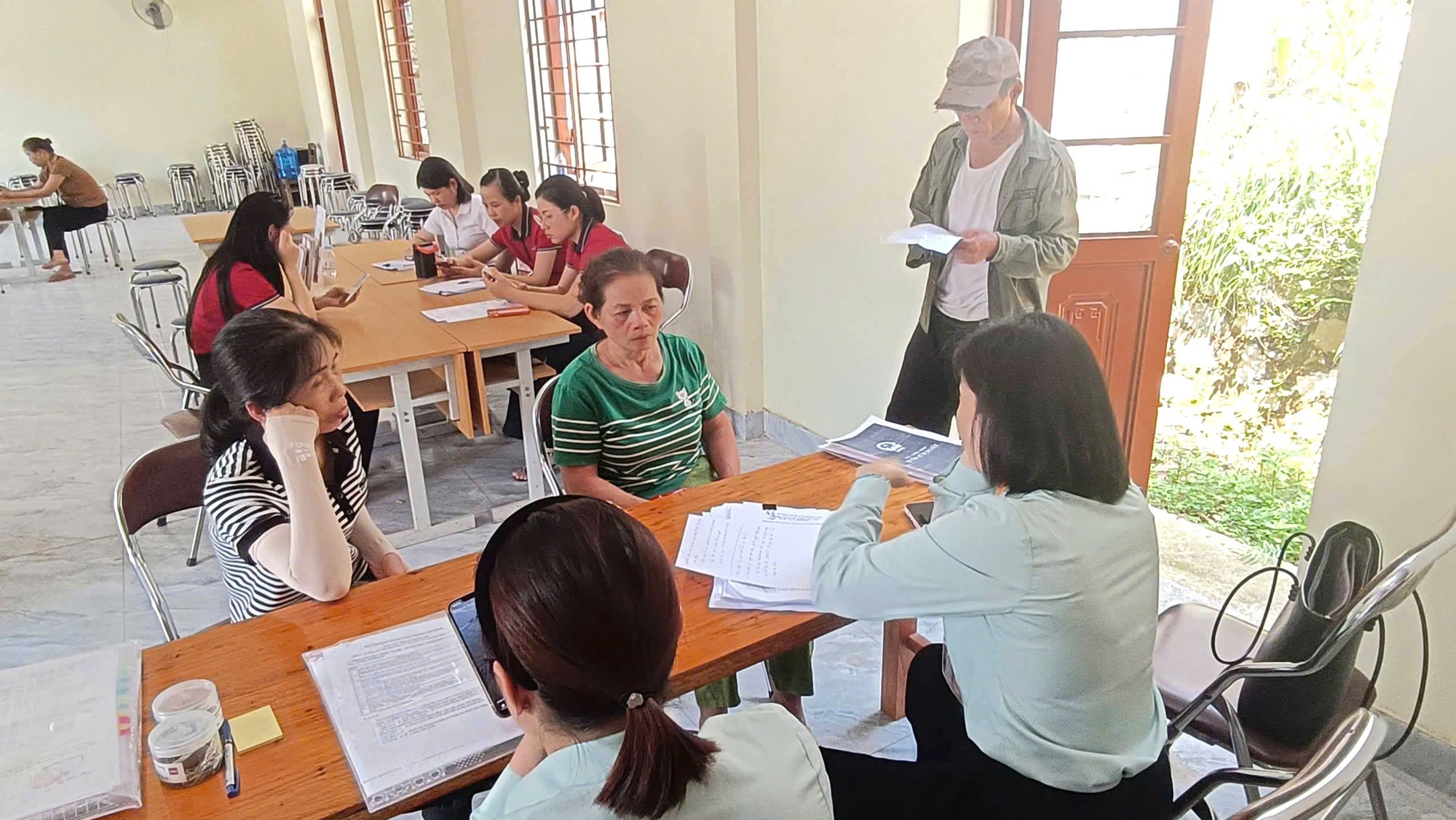 Mang 'một cửa' vượt núi, đưa dịch vụ công đến bản xa- Ảnh 4.