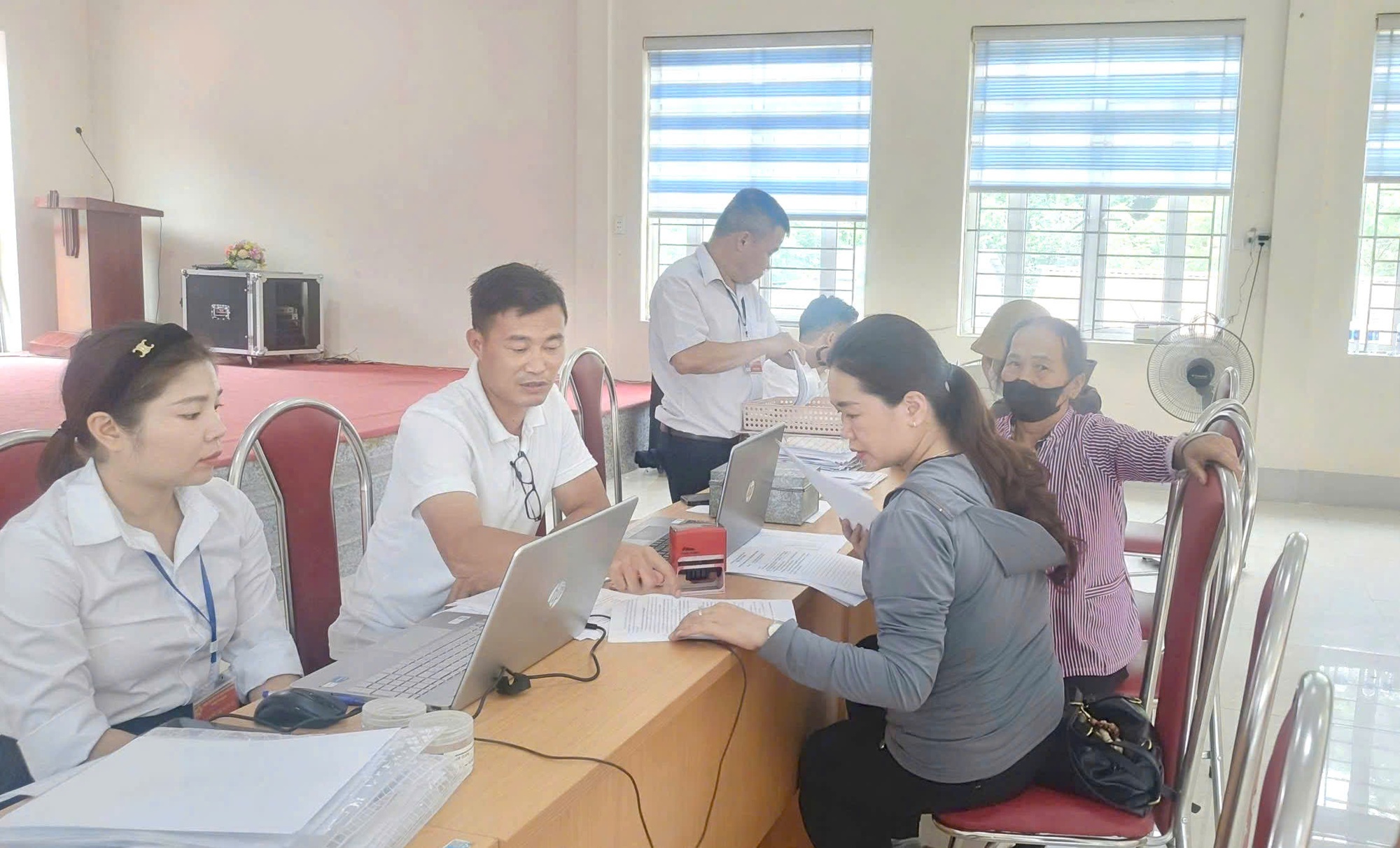 Mang 'một cửa' vượt núi, đưa dịch vụ công đến bản xa- Ảnh 5.