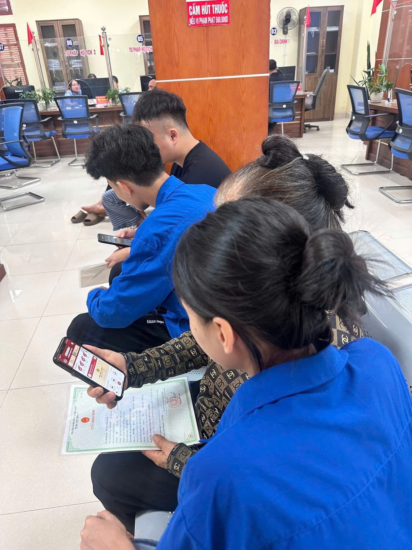 Mang 'một cửa' vượt núi, đưa dịch vụ công đến bản xa- Ảnh 7.
