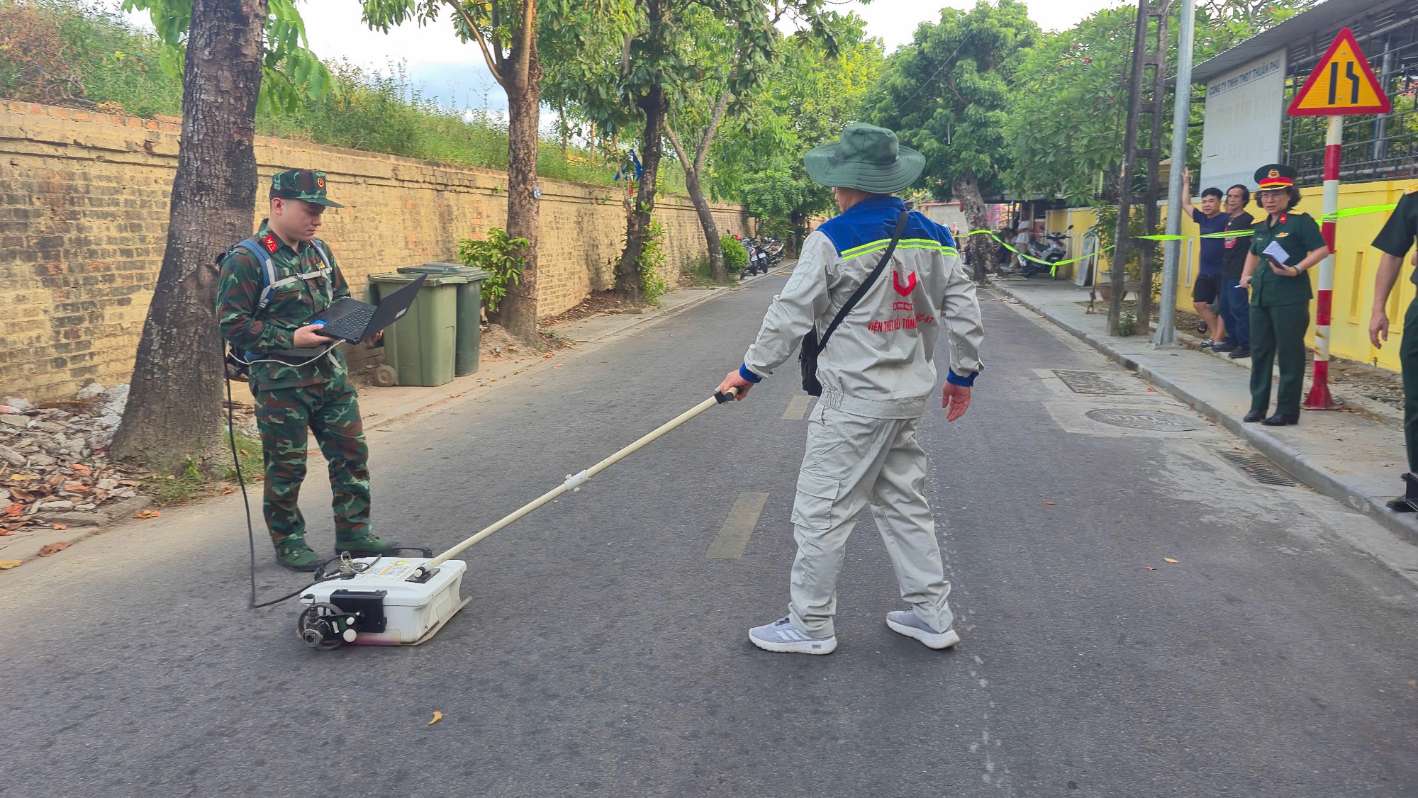 Huế: Sử dụng máy radar xuyên đất dò tìm các khu vực nghi có mộ tập thể liệt sĩ- Ảnh 3.
