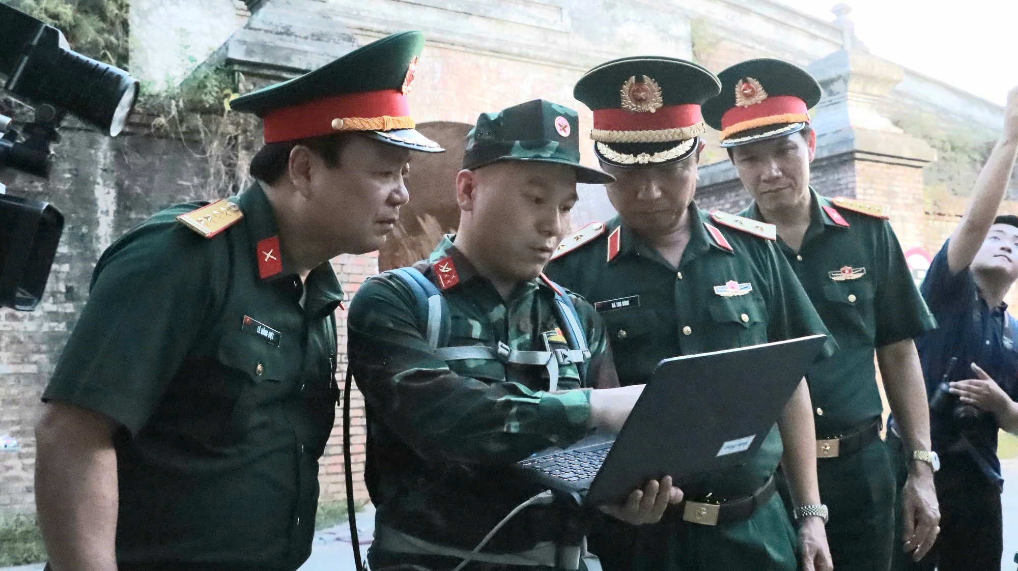 Huế: Sử dụng máy radar xuyên đất dò tìm các khu vực nghi có mộ tập thể liệt sĩ- Ảnh 1.