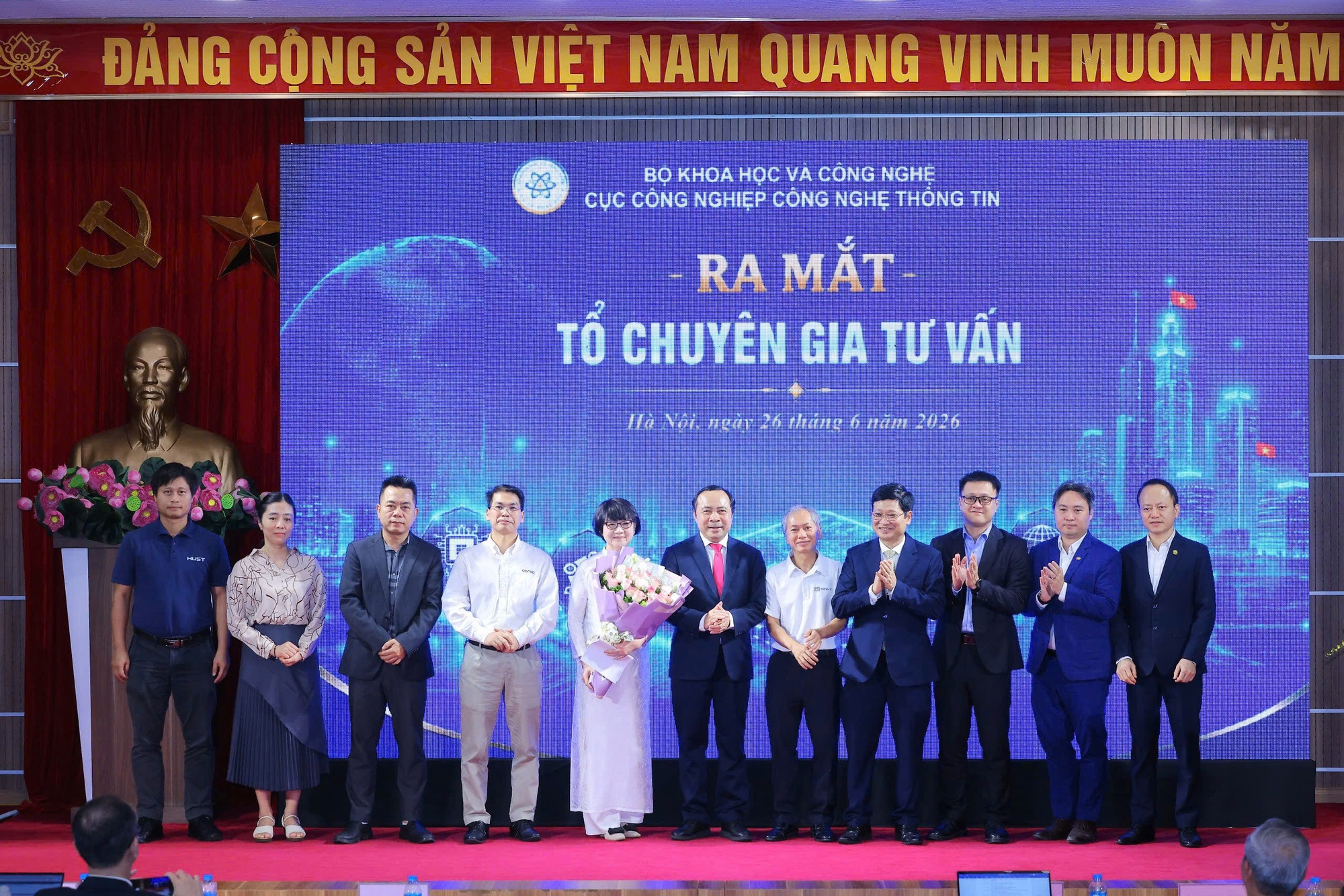 Việt Nam ra mắt Trung tâm quốc gia hỗ trợ sản xuất thử chip bán dẫn- Ảnh 4.