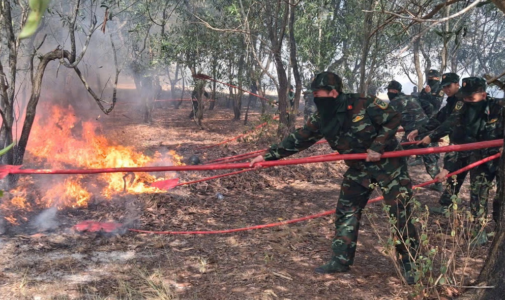 Hàng trăm cán bộ, chiến sĩ chữa cháy rừng phòng hộ ở Quảng Trị- Ảnh 4.