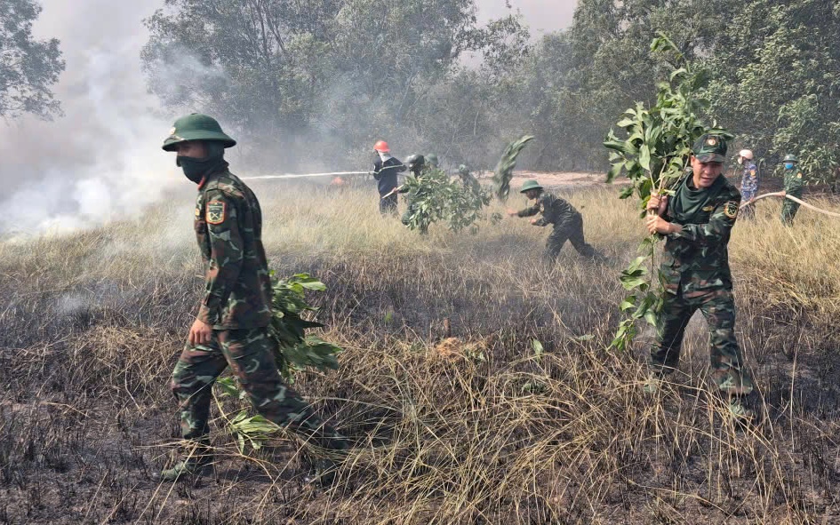 Hàng trăm cán bộ, chiến sĩ chữa cháy rừng phòng hộ ở Quảng Trị- Ảnh 5.