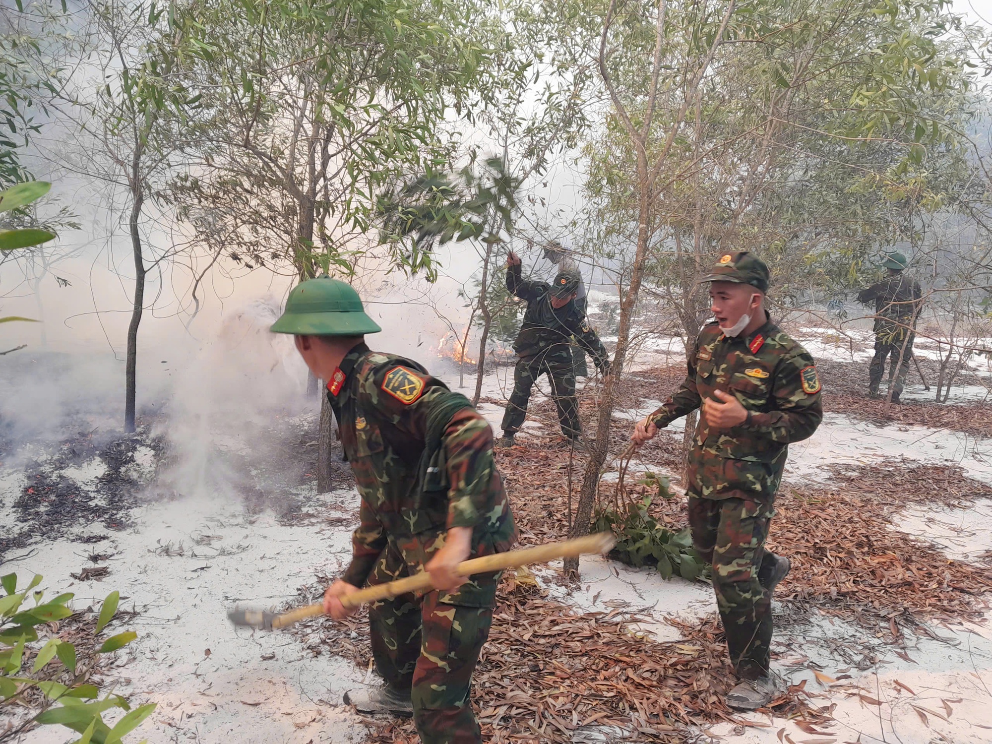 Hàng trăm cán bộ, chiến sĩ chữa cháy rừng phòng hộ ở Quảng Trị- Ảnh 2.