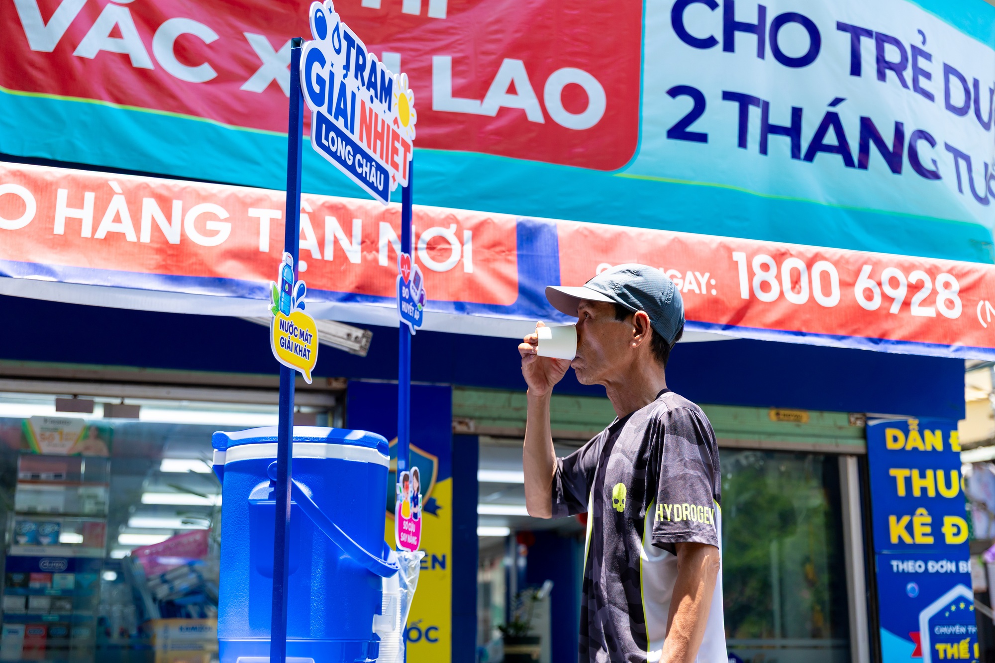 Hơn 1.000 điểm giải nhiệt và chăm sóc sức khỏe miễn phí tại Long Châu- Ảnh 2.