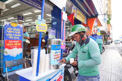 Hơn 1.000 điểm giải nhiệt và chăm sóc sức khỏe miễn phí tại Long Châu- Ảnh 4.