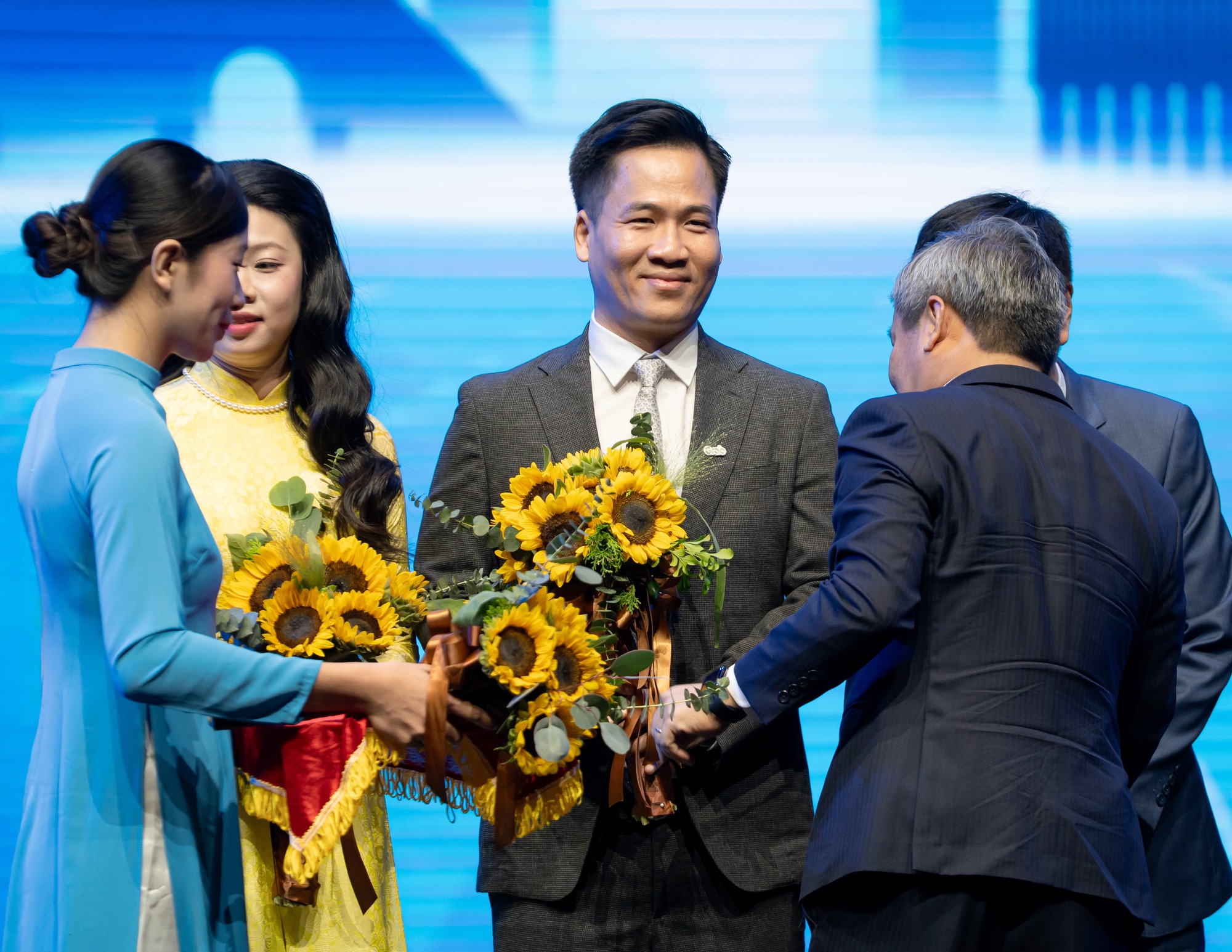 Thành phố Hà Nội và Grab Việt Nam hợp tác thúc đẩy phát triển đô thị thông minh và chuyển đổi số - Ảnh 2.