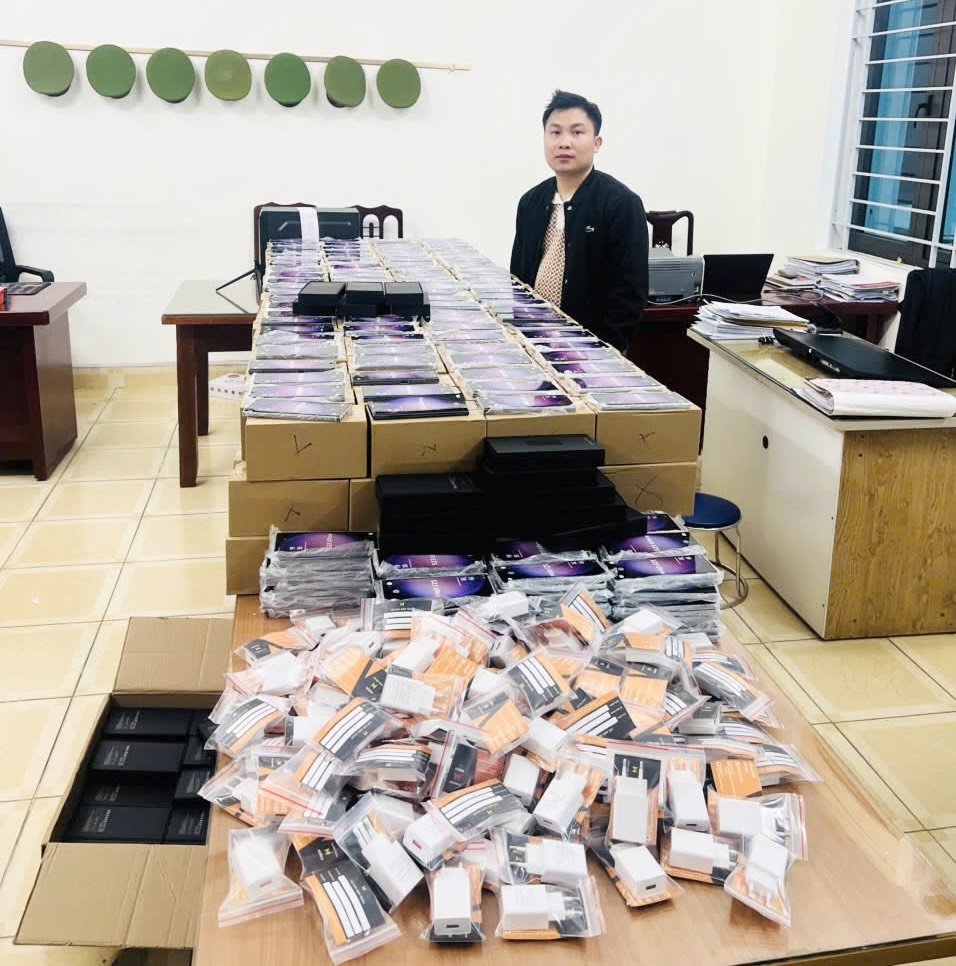 Triệt phá đường dây tiêu thụ hàng nghìn điện thoại Samsung giả trên toàn quốc- Ảnh 2.