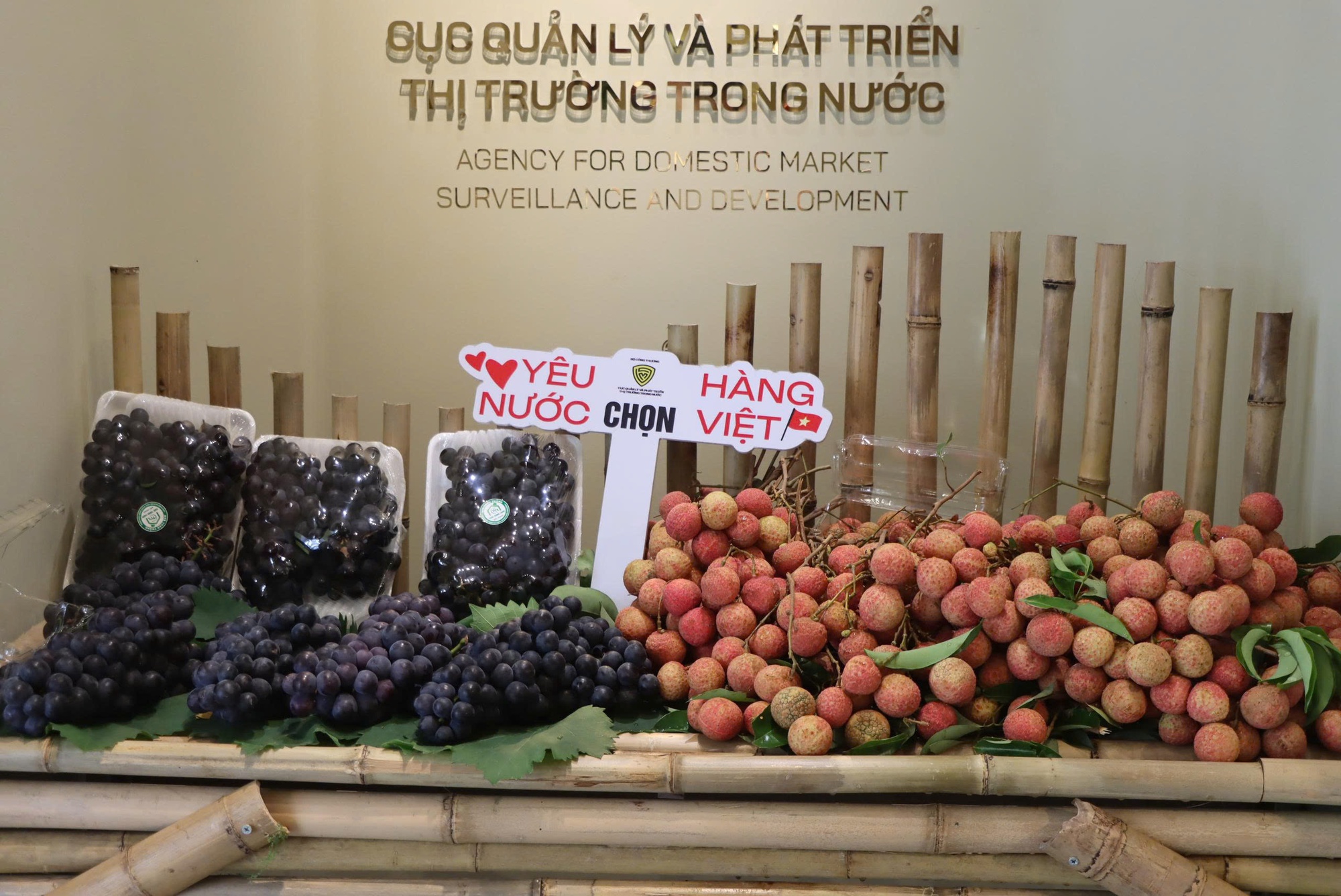 Hà Nội: Mở bán vải thiều, mỳ chũ Bắc Ninh ngay tại 'phố hàng hiệu' Tràng Tiền- Ảnh 1.