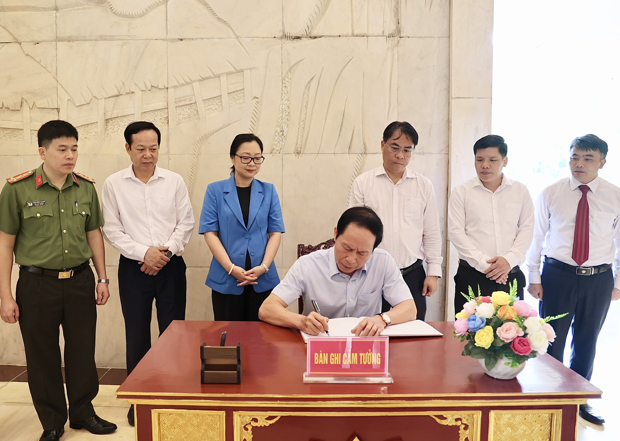 Phó Thủ tướng Lê Tiến Châu dâng hương tưởng nhớ Chủ tịch Hồ Chí Minh- Ảnh 3.