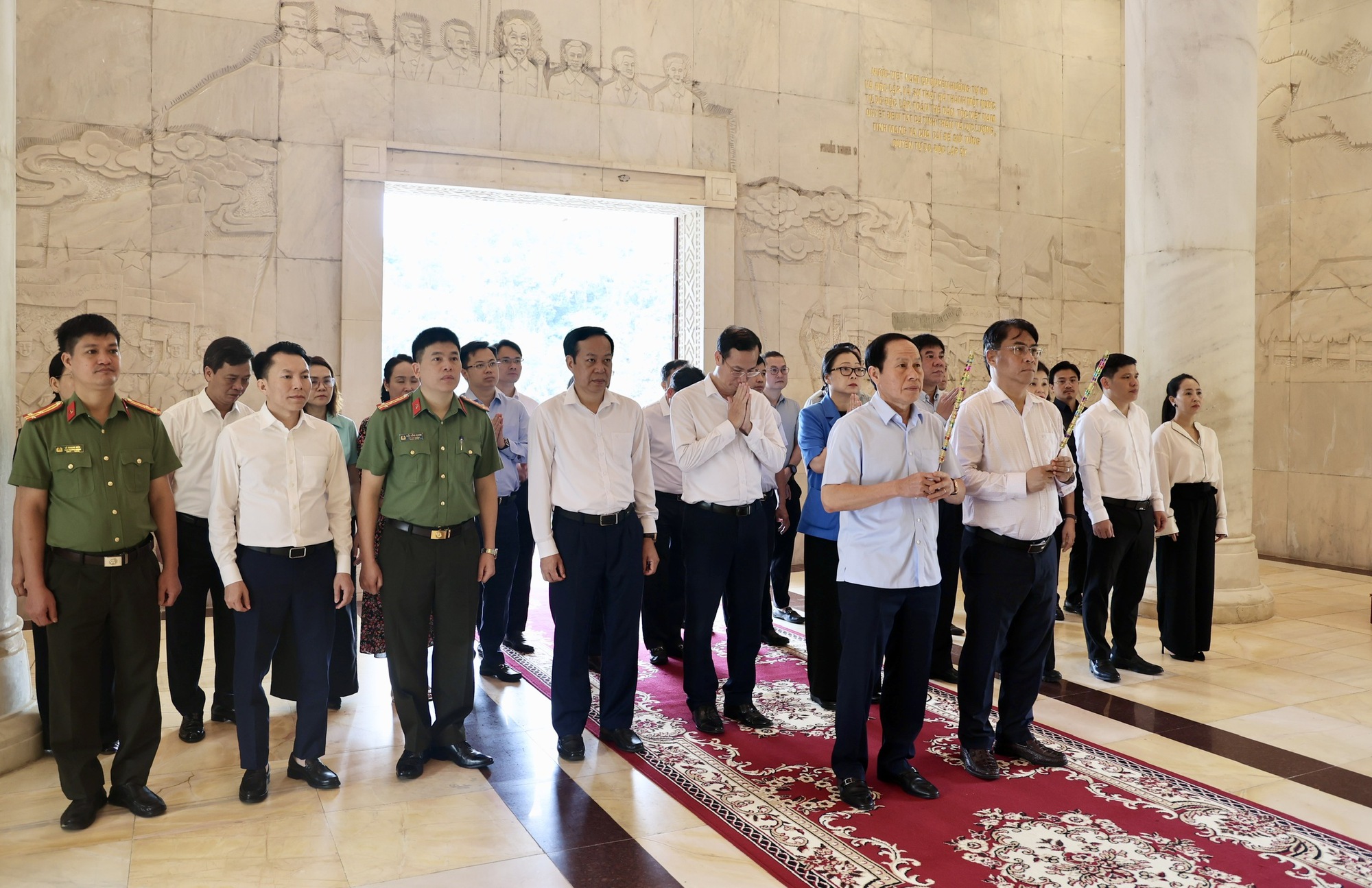 Phó Thủ tướng Lê Tiến Châu dâng hương tưởng nhớ Chủ tịch Hồ Chí Minh- Ảnh 2.