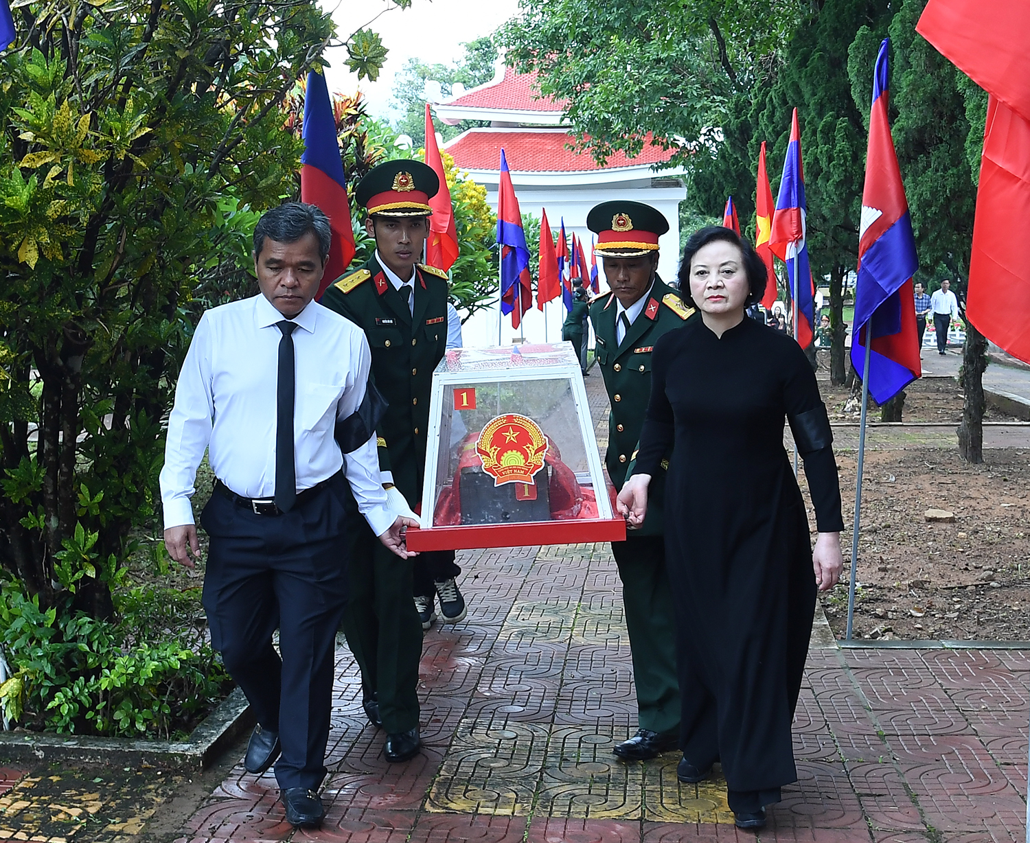 Phó Thủ tướng Phạm Thị Thanh Trà dự Lễ truy điệu, an táng hài cốt liệt sĩ tại Quảng Ngãi- Ảnh 2.