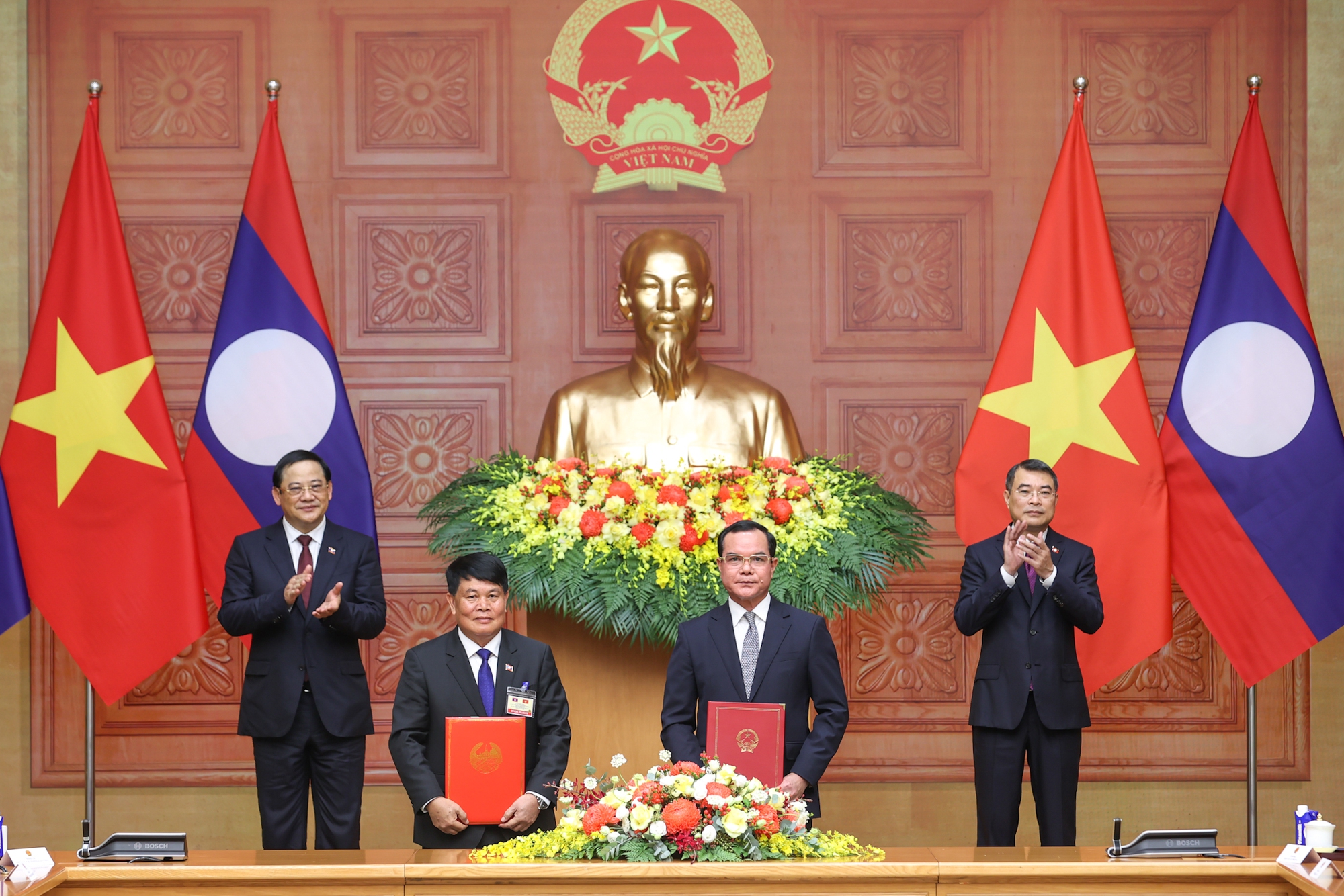 Việt Nam và Lào trao nhiều văn kiện hợp tác quan trọng- Ảnh 4. Việt Nam và Lào trao nhiều văn kiện hợp tác quan trọng- Ảnh 4.