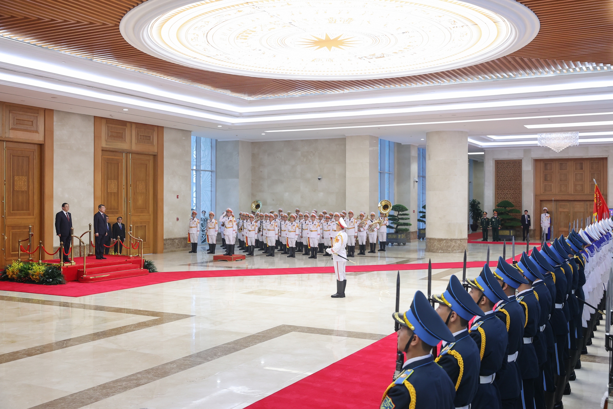 Thủ tướng Lê Minh Hưng chủ trì lễ đón chính thức Thủ tướng CHDCND Lào- Ảnh 2. Thủ tướng Lê Minh Hưng chủ trì lễ đón chính thức Thủ tướng CHDCND Lào- Ảnh 2.