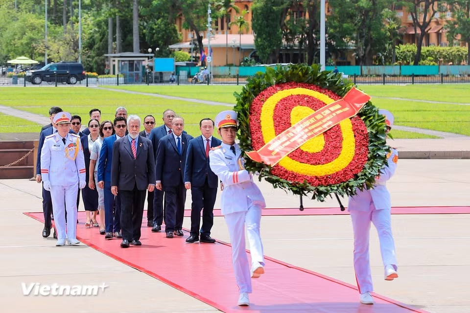 Thủ tướng Timor-Leste vào Lăng viếng Chủ tịch Hồ Chí Minh- Ảnh 1.