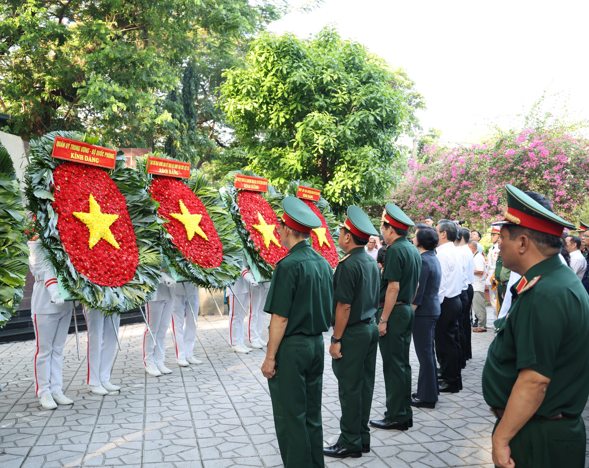Phó Thủ tướng Phạm Thị Thanh Trà dâng hương tưởng niệm các anh hùng liệt sĩ tại Công viên Lê Thị Riêng- Ảnh 2. Phó Thủ tướng Phạm Thị Thanh Trà dâng hương tưởng niệm các anh hùng liệt sĩ tại Công viên Lê Thị Riêng- Ảnh 2.