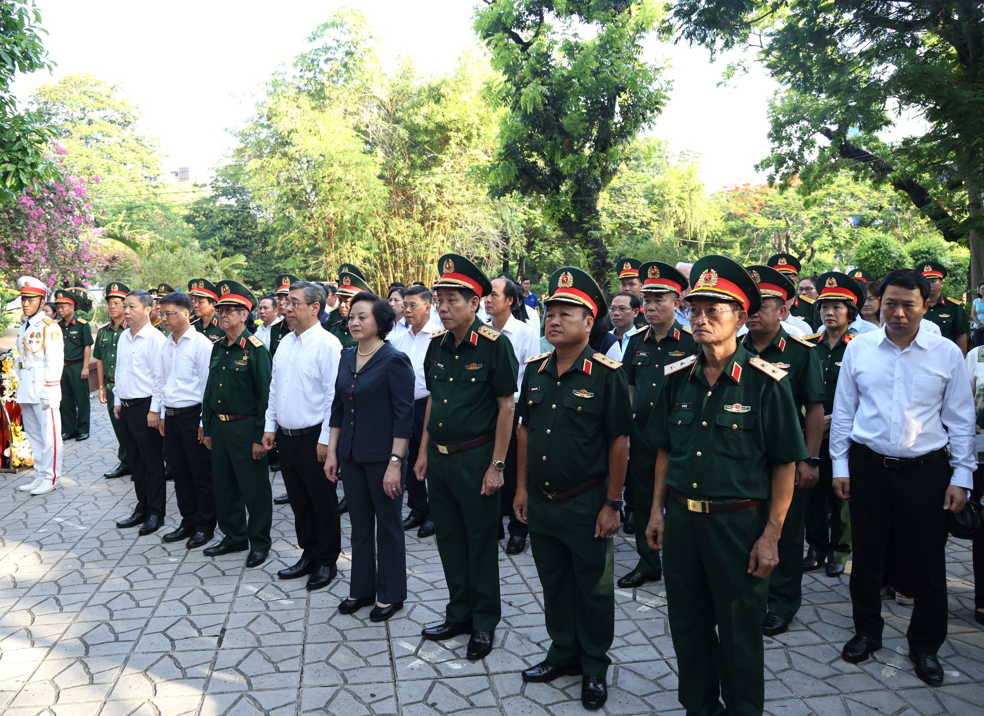 Phó Thủ tướng Phạm Thị Thanh Trà dâng hương tưởng niệm các anh hùng liệt sĩ tại Công viên Lê Thị Riêng- Ảnh 3. Phó Thủ tướng Phạm Thị Thanh Trà dâng hương tưởng niệm các anh hùng liệt sĩ tại Công viên Lê Thị Riêng- Ảnh 3.