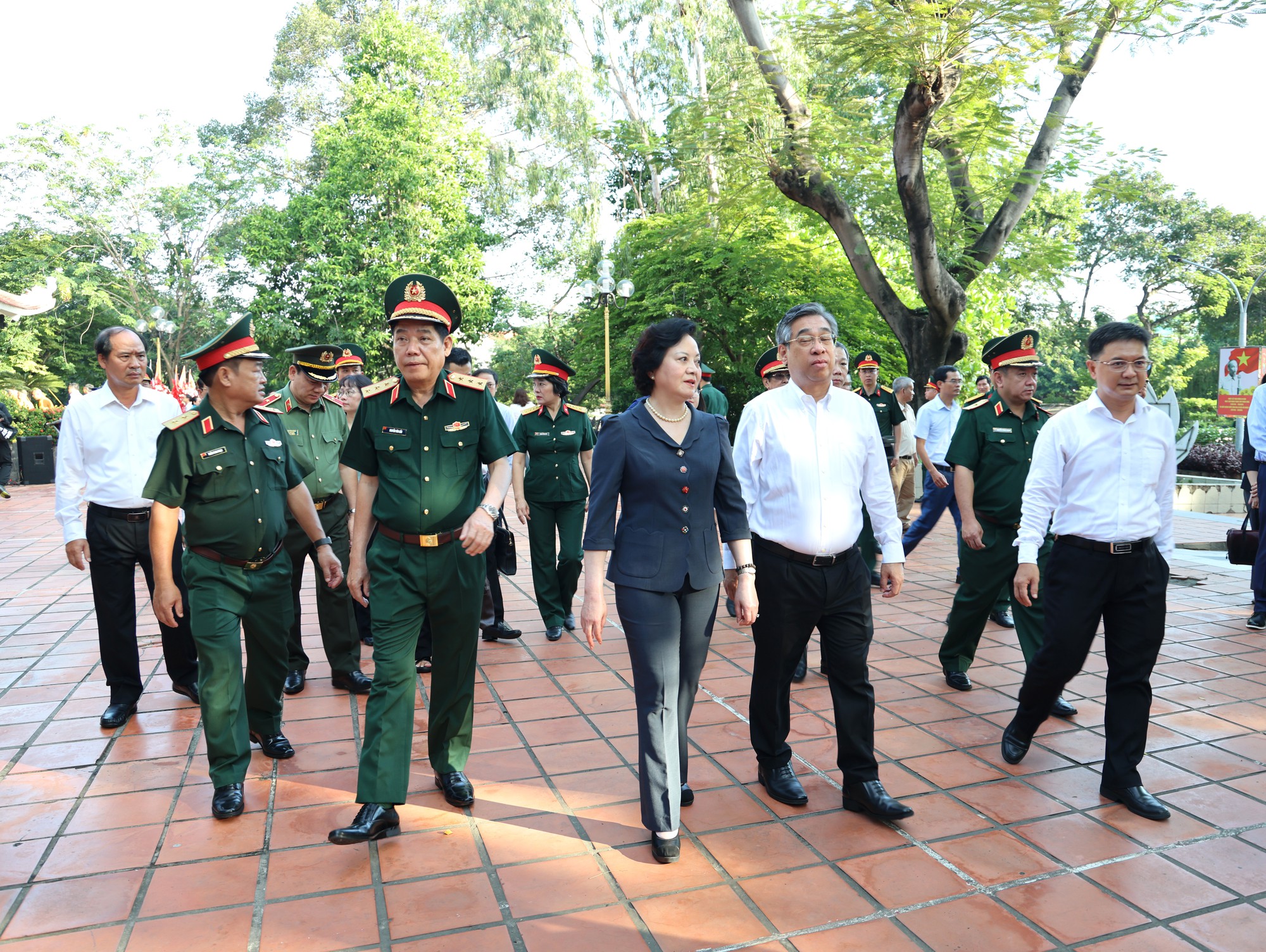 Phó Thủ tướng Phạm Thị Thanh Trà dâng hương tưởng niệm các anh hùng liệt sĩ tại Công viên Lê Thị Riêng- Ảnh 6. Phó Thủ tướng Phạm Thị Thanh Trà dâng hương tưởng niệm các anh hùng liệt sĩ tại Công viên Lê Thị Riêng- Ảnh 6.