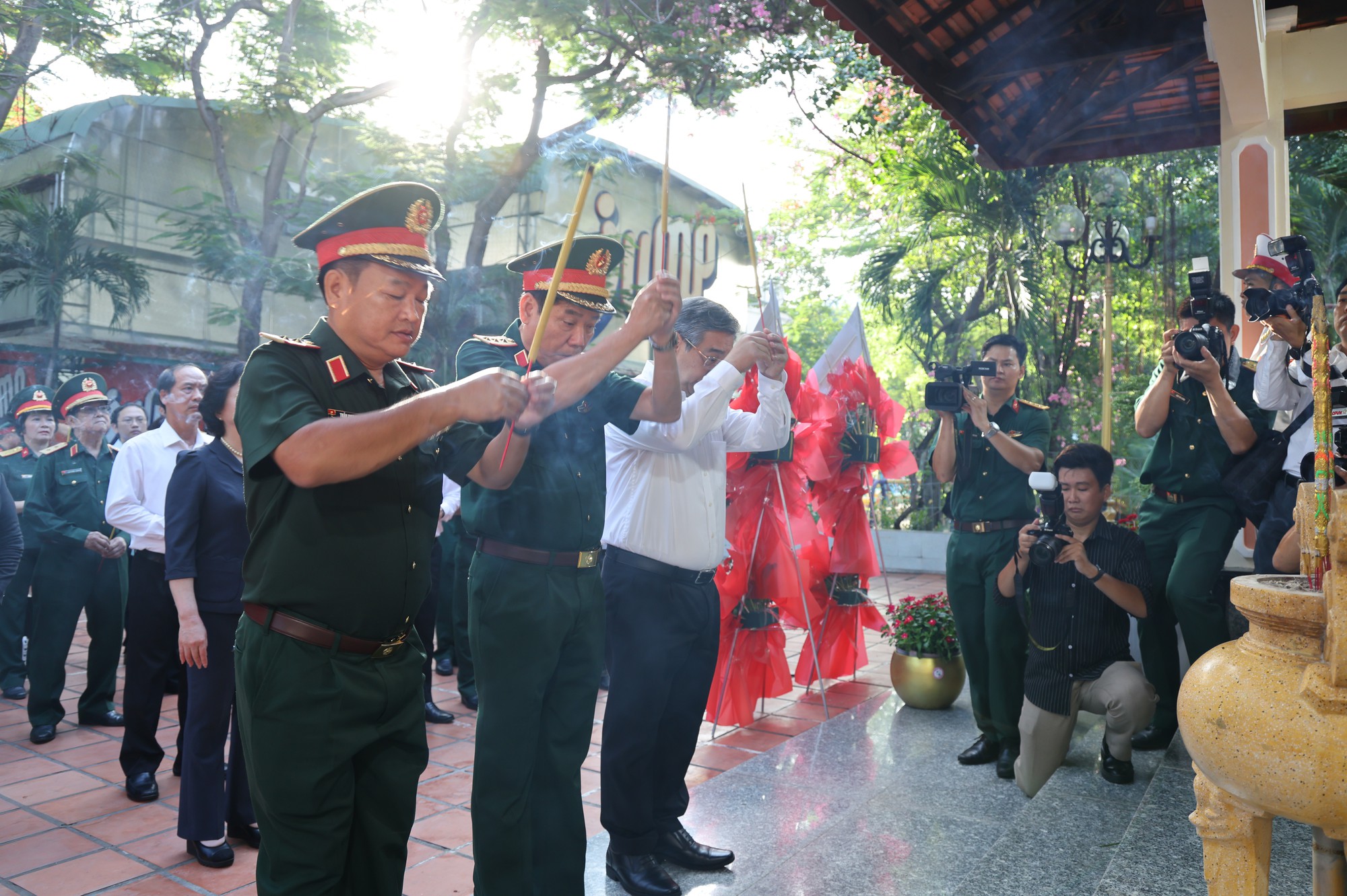 Phó Thủ tướng Phạm Thị Thanh Trà dâng hương tưởng niệm các anh hùng liệt sĩ tại Công viên Lê Thị Riêng- Ảnh 5. Phó Thủ tướng Phạm Thị Thanh Trà dâng hương tưởng niệm các anh hùng liệt sĩ tại Công viên Lê Thị Riêng- Ảnh 5.