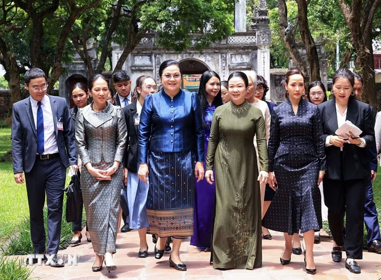 Phu nhân Thủ tướng Lê Minh Hưng cùng Phu nhân Thủ tướng các nước Lào, Campuchia, Thái Lan tham gia hoạt động giao lưu văn hóa- Ảnh 1. Phu nhân Thủ tướng Lê Minh Hưng cùng Phu nhân Thủ tướng các nước Lào, Campuchia, Thái Lan tham gia hoạt động giao lưu văn hóa- Ảnh 1.