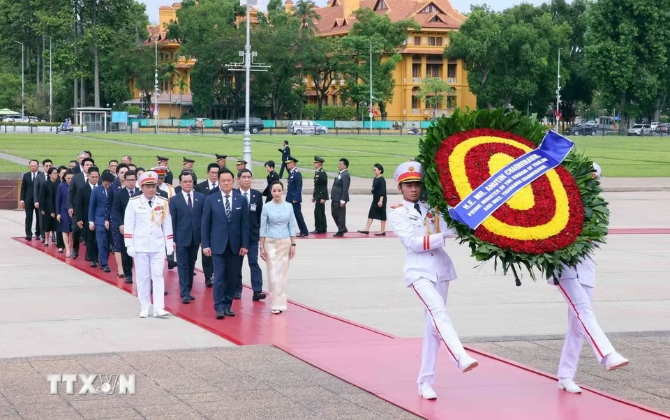 Thủ tướng Thái Lan vào Lăng viếng Chủ tịch Hồ Chí Minh- Ảnh 1.