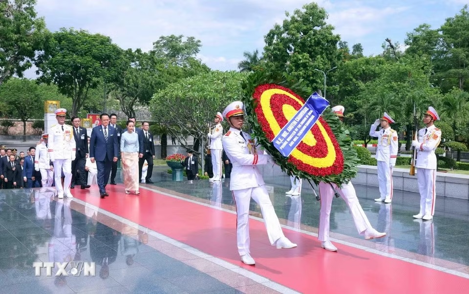 Thủ tướng Thái Lan vào Lăng viếng Chủ tịch Hồ Chí Minh- Ảnh 4.