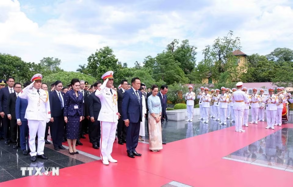 Thủ tướng Thái Lan vào Lăng viếng Chủ tịch Hồ Chí Minh- Ảnh 5.