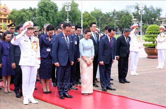 Thủ tướng Thái Lan vào Lăng viếng Chủ tịch Hồ Chí Minh- Ảnh 3.