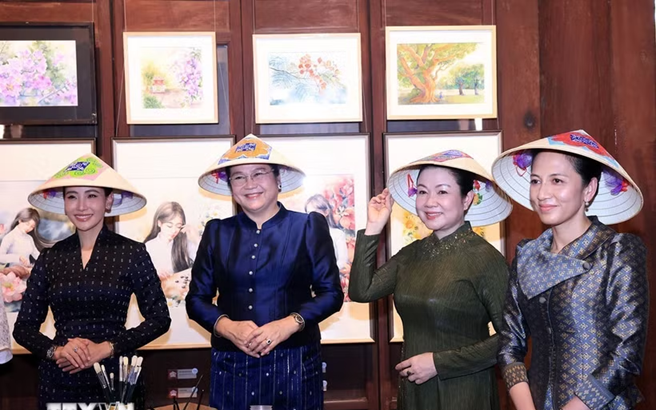 Phu nhân Thủ tướng Lê Minh Hưng cùng Phu nhân Thủ tướng các 