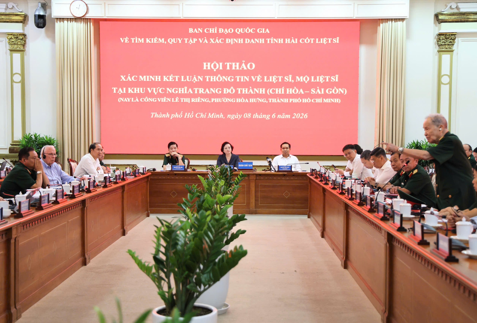 Phó Thủ tướng Phạm Thị Thanh Trà dự Hội thảo đặc biệt xác minh thông tin về khu mộ liệt sĩ tập thể tại Công viên Lê Thị Riêng- Ảnh 2. Phó Thủ tướng Phạm Thị Thanh Trà dự Hội thảo đặc biệt xác minh thông tin về khu mộ liệt sĩ tập thể tại Công viên Lê Thị Riêng- Ảnh 2.